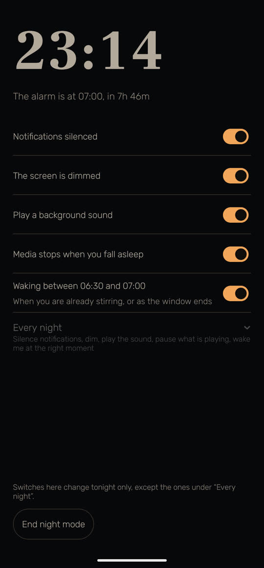 Wakira screen: night mode at 23:14, the alarm at 07:00, in 7h 46m. Notifications silenced, the screen dimmed, a background sound playing, media stopping as you fall asleep, and waking between 06:30 and 07:00.