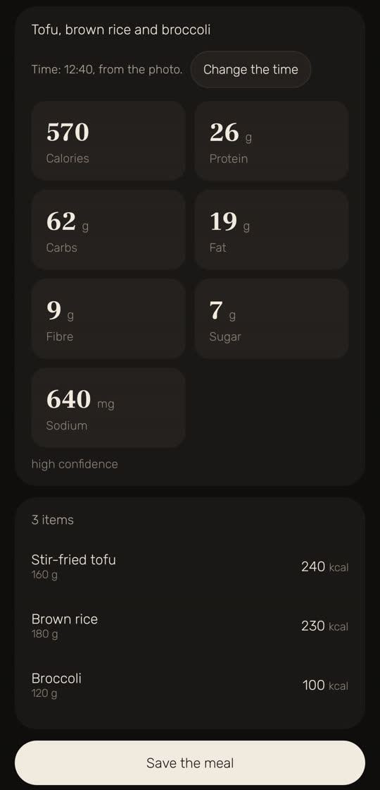 Wakira screen: the food scanner's result for a photographed meal, "Tofu, brown rice and broccoli". The time is 12:40, from the photo, with a "Change the time" button. 570 calories, 26 g protein, 62 g carbs, 19 g fat, 9 g fibre, 7 g sugar and 640 mg sodium, with "high confidence". Below, three items: stir-fried tofu 160 g, 240 kcal; brown rice 180 g, 230 kcal; broccoli 120 g, 100 kcal. At the bottom, the button "Save the meal".