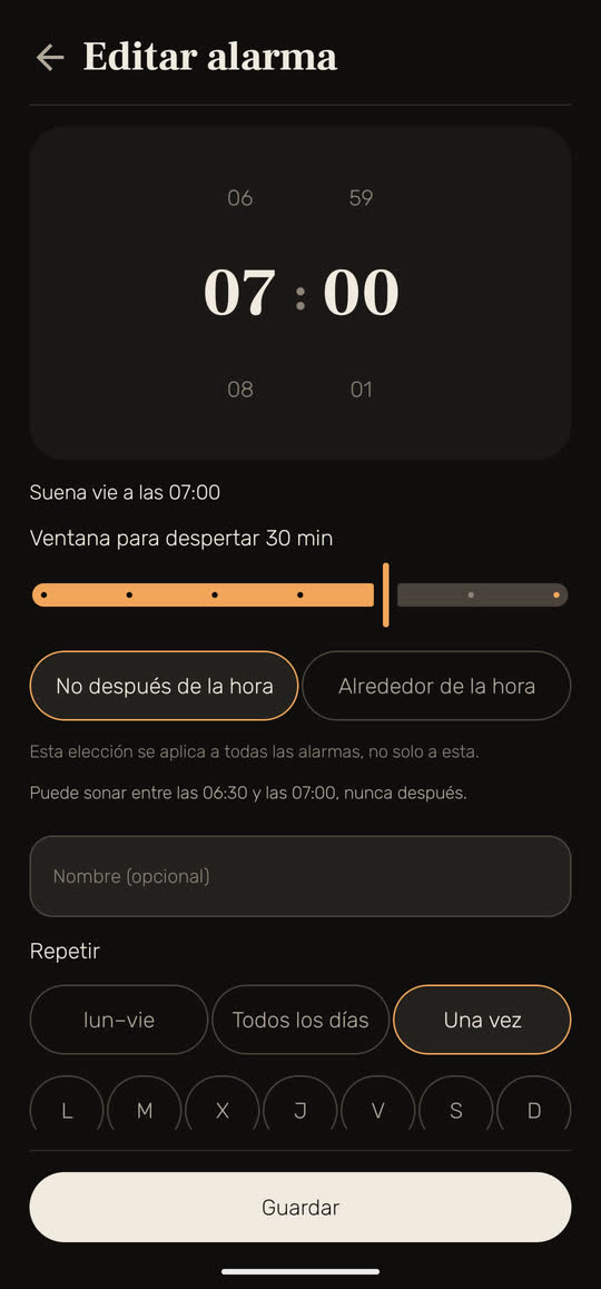 Pantalla de Wakira, con datos de ejemplo: editando una alarma de las 07:00, una vez, con una ventana para despertar de 30 min, «No después de la hora», y la línea «Puede sonar entre las 06:30 y las 07:00, nunca después».