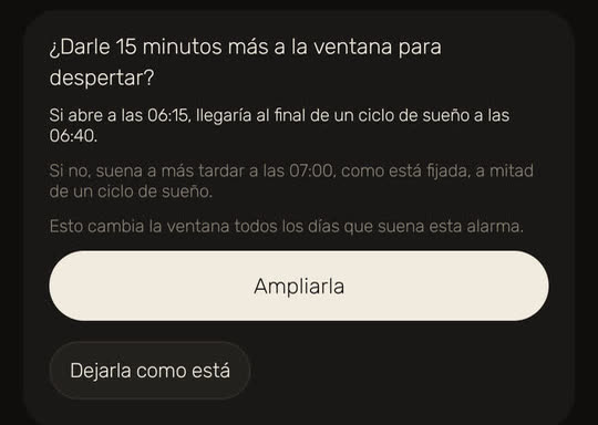Pantalla de Wakira, con datos de ejemplo: «¿Darle 15 minutos más a la ventana para despertar?». Si abre a las 06:15, llegaría al final de un ciclo de sueño a las 06:40; si no, suena a más tardar a las 07:00, como está fijada, a mitad de un ciclo de sueño. Esto cambia la ventana todos los días en que suena esta alarma. Con los botones «Ampliarla» y «Dejarla como está».