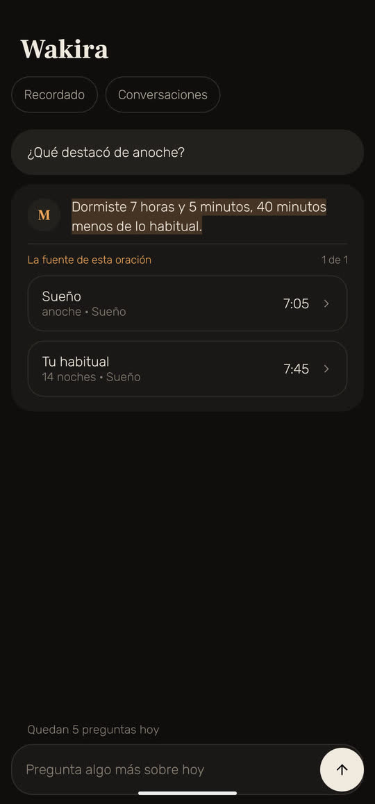 Pantalla de Wakira, con datos de ejemplo: la pregunta «¿Qué destacó de anoche?» y la respuesta «Dormiste 7 horas y 5 minutos, 40 minutos menos de lo habitual», con sus fuentes debajo: el sueño de anoche, 7:05, y lo habitual en 14 noches, 7:45.