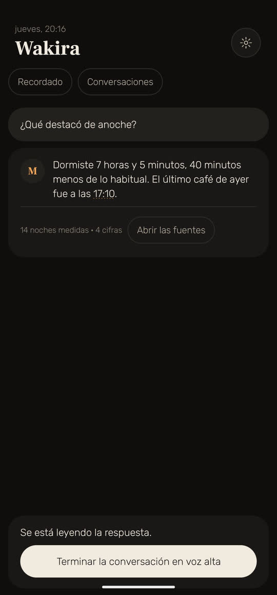 Pantalla de Wakira: una conversación en voz alta. Se está leyendo la respuesta a «¿Qué destacó de anoche?», con la línea «Se está leyendo la respuesta.» y un botón para terminar la conversación en voz alta.