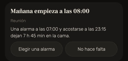 Pantalla de Wakira, con datos de ejemplo: una tarjeta que dice «Mañana empieza a las 08:00», por una reunión. Una alarma a las 07:00 y acostarse a las 23:15 dejan 7 h 45 min en la cama, con los botones «Elegir una alarma» y «No hace falta».