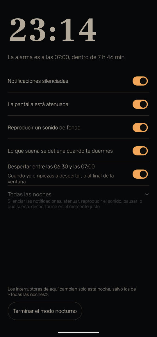 Pantalla de Wakira, con datos de ejemplo: el modo nocturno a las 23:14, con la alarma a las 07:00, dentro de 7 h 46 min. Notificaciones silenciadas, la pantalla atenuada, un sonido de fondo, lo que suena se detiene cuando te duermes, y despertar entre las 06:30 y las 07:00.