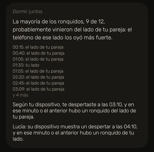 Pantalla de Wakira, con datos de ejemplo: la tarjeta «Dormir juntos». «La mayoría de los ronquidos, 9 de 12, probablemente vinieron del lado de tu pareja: el teléfono de ese lado los oyó más fuerte.» Debajo, ocho ronquidos con su hora y su lado, como «00:15: el lado de tu pareja» y «01:30: tu lado», y luego «y 4 más». Después, dos líneas: según tu dispositivo, te despertaste a las 03:10, y en ese minuto o el anterior hubo un ronquido del lado de tu pareja; el dispositivo de Lucía muestra un despertar a las 04:10, y en ese minuto o el anterior hubo un ronquido de tu lado.