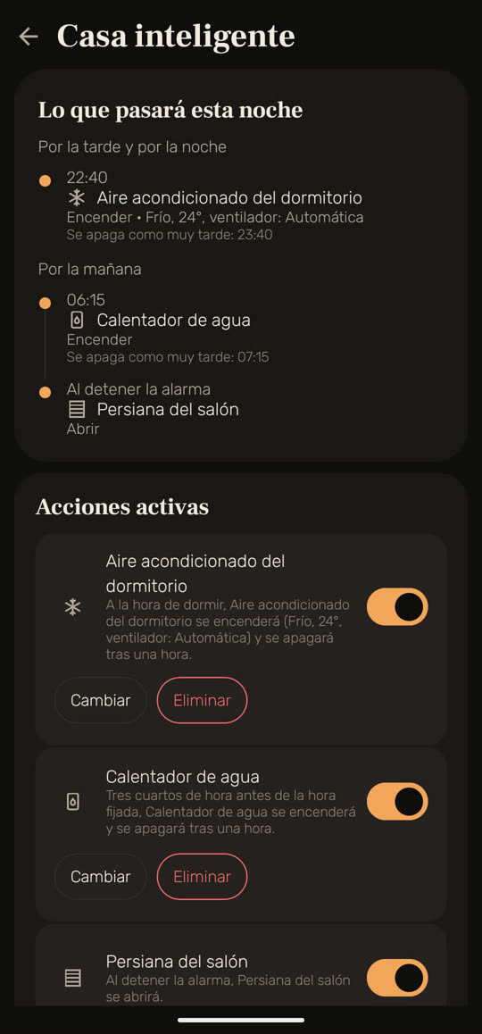 Pantalla de Wakira, con datos de ejemplo: «Lo que pasará esta noche». A las 22:40 se enciende el aire acondicionado del dormitorio, en frío a 24°, y se apaga como muy tarde a las 23:40; a las 06:15 se enciende el calentador de agua, que se apaga como muy tarde a las 07:15; y al detener la alarma se abre la persiana del salón. Debajo, las acciones activas.