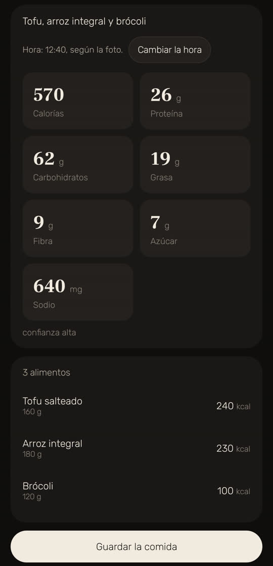 Pantalla de Wakira, con datos de ejemplo: el resultado del escáner para una comida fotografiada, «Tofu, arroz integral y brócoli». La hora, 12:40, sale de la foto, con el botón «Cambiar la hora». 570 calorías, 26 g de proteína, 62 g de carbohidratos, 19 g de grasa, 9 g de fibra, 7 g de azúcar y 640 mg de sodio, con «confianza alta». Debajo, tres alimentos: tofu salteado, 160 g, 240 kcal; arroz integral, 180 g, 230 kcal; brócoli, 120 g, 100 kcal. Abajo, el botón «Guardar la comida».