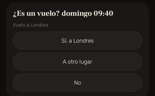 Pantalla de Wakira, con datos de ejemplo: una tarjeta que pregunta «¿Es un vuelo? domingo 09:40» por un vuelo a Londres, con «Sí, a Londres», «A otro lugar» y «No».