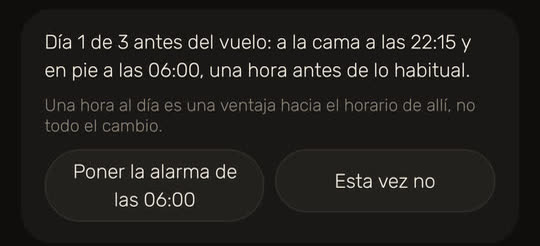 Pantalla de Wakira, con datos de ejemplo: «Día 1 de 3 antes del vuelo: a la cama a las 22:15 y en pie a las 06:00, una hora antes de lo habitual», con los botones «Poner la alarma de las 06:00» y «Esta vez no».