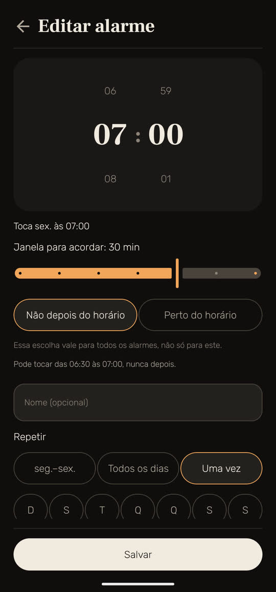 Tela do Wakira com dados de exemplo: a edição de um alarme para as 07:00, uma vez, com janela para acordar de 30 min, “Não depois do horário”, e a linha “Pode tocar das 06:30 às 07:00, nunca depois.”