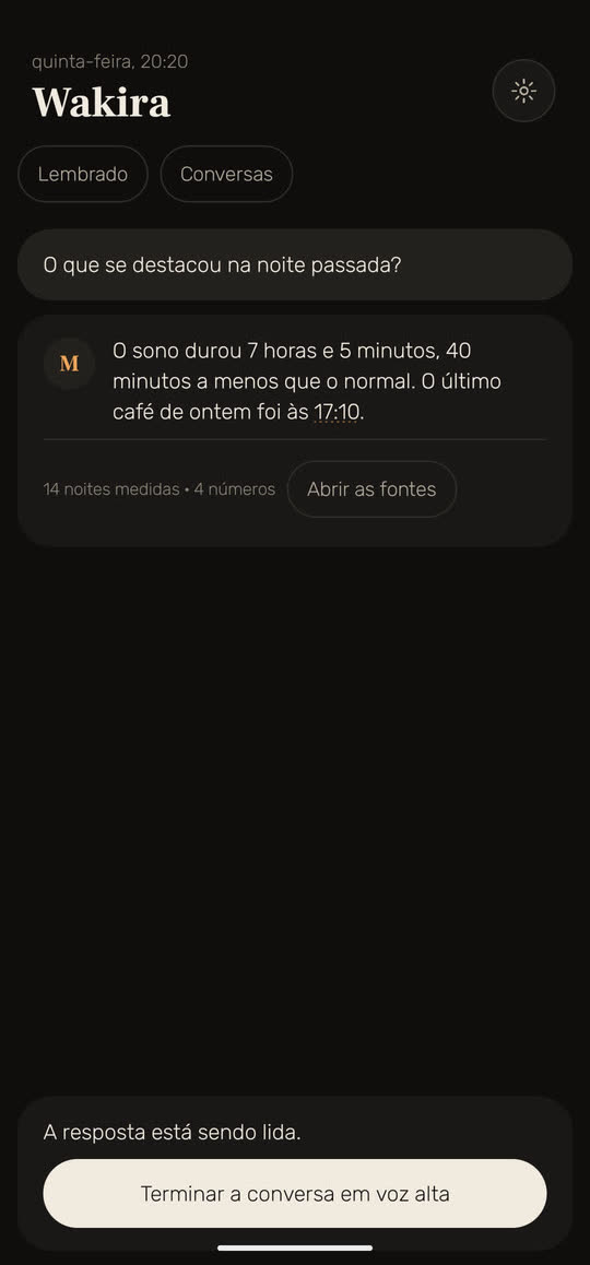 Tela do Wakira: uma conversa em voz alta. A resposta a “O que se destacou na noite passada?” está sendo lida, com “A resposta está sendo lida.” e um botão para terminar a conversa em voz alta.