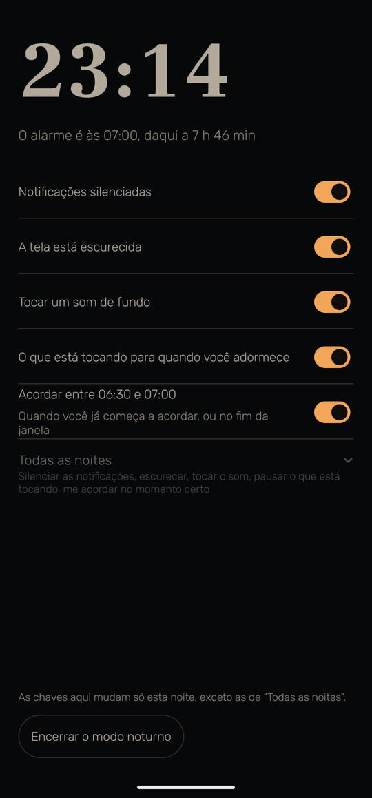 Tela do Wakira com dados de exemplo: o modo noturno às 23:14, com o alarme às 07:00, daqui a 7 h 46 min. Notificações silenciadas, tela escurecida, um som de fundo tocando, uma pausa no que estiver tocando quando você adormece, e acordar entre 06:30 e 07:00.