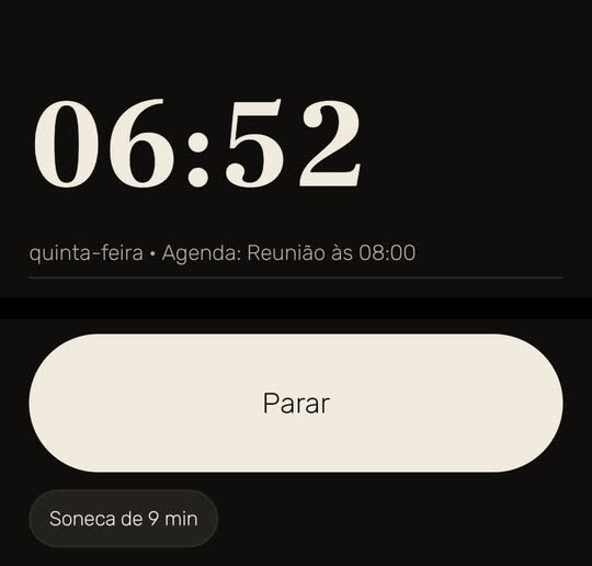 Tela do Wakira com dados de exemplo: o alarme tocando às 06:52, com “quinta-feira • Agenda: Reunião às 08:00” embaixo do horário e os botões “Parar” e “Soneca de 9 min”.