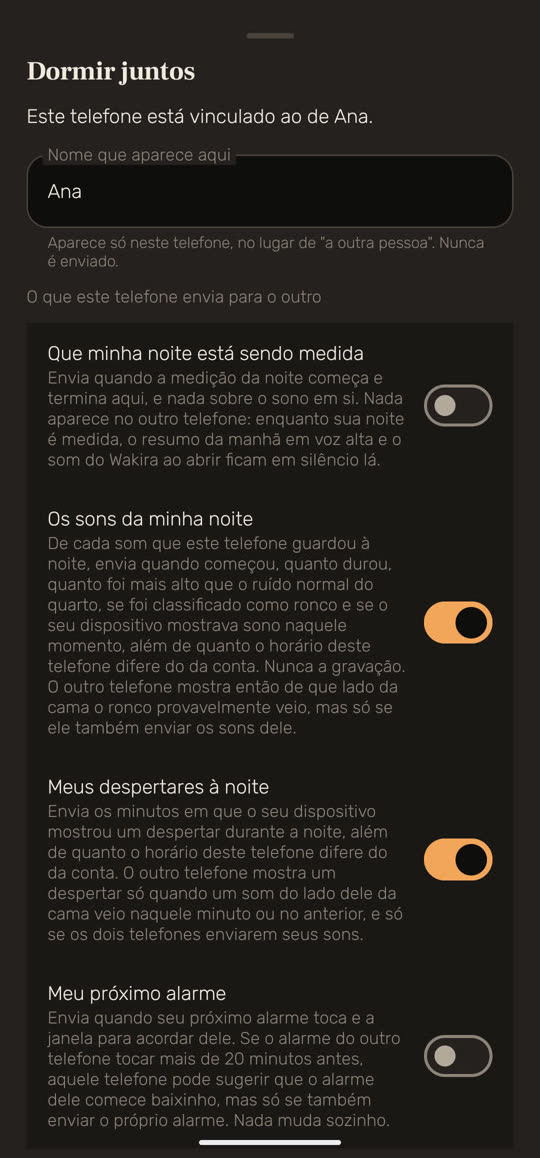 Tela do Wakira com dados de exemplo: “Dormir juntos”, com “Este telefone está vinculado ao de Ana.” e um campo de nome com “Ana”. Abaixo, “O que este telefone envia para o outro” e quatro chaves, cada uma com a sua explicação: “Que minha noite está sendo medida”, desligada; “Os sons da minha noite”, ligada; “Meus despertares à noite”, ligada; e “Meu próximo alarme”, desligada.
