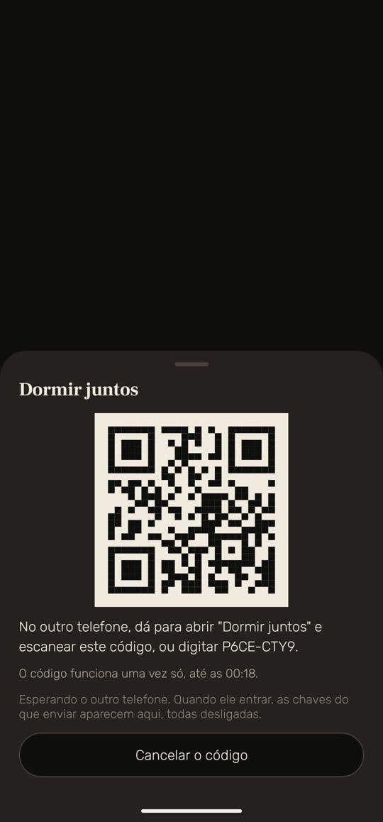 Tela do Wakira com dados de exemplo: “Dormir juntos”, com um código QR e uma linha dizendo que, no outro telefone, dá para abrir “Dormir juntos” e escanear o código ou digitar o código curto. Abaixo: “O código funciona uma vez só, até as 00:18.” e “Esperando o outro telefone. Quando ele entrar, as chaves do que enviar aparecem aqui, todas desligadas.” Embaixo, o botão “Cancelar o código”.