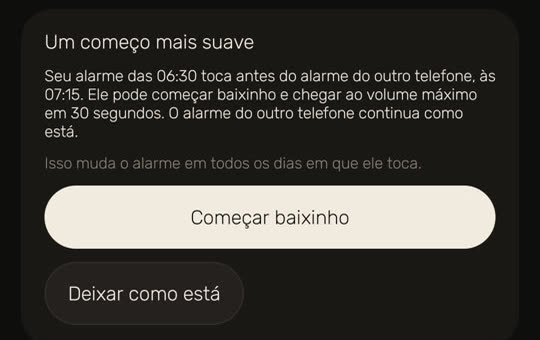 Tela do Wakira com dados de exemplo: “Um começo mais suave”. “Seu alarme das 06:30 toca antes do alarme do outro telefone, às 07:15. Ele pode começar baixinho e chegar ao volume máximo em 30 segundos. O alarme do outro telefone continua como está.” Abaixo: “Isso muda o alarme em todos os dias em que ele toca.” Com os botões “Começar baixinho” e “Deixar como está”.